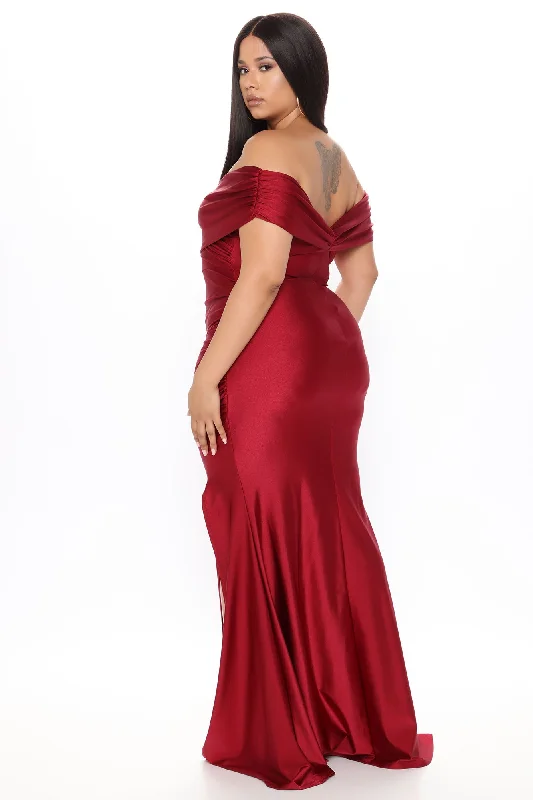 Ignore The Romance Maxi Dress - Burgundy