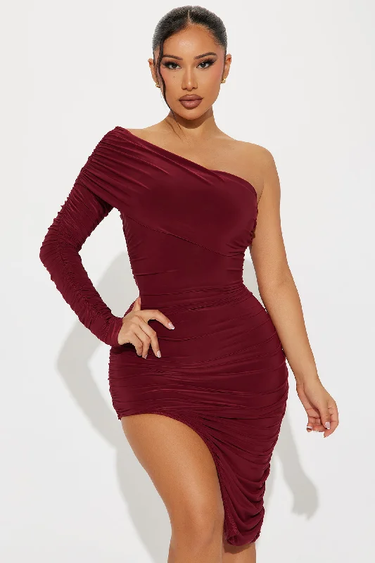 Isabella Ruched Midi Dress - Wine